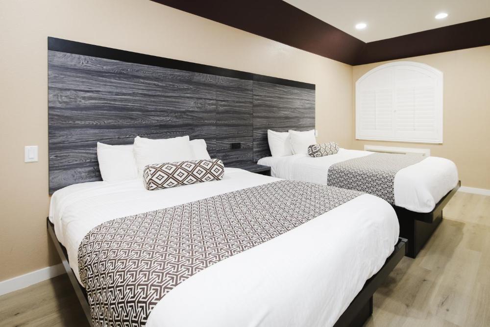 Queen Room with Two Queen Beds - Smoking interior